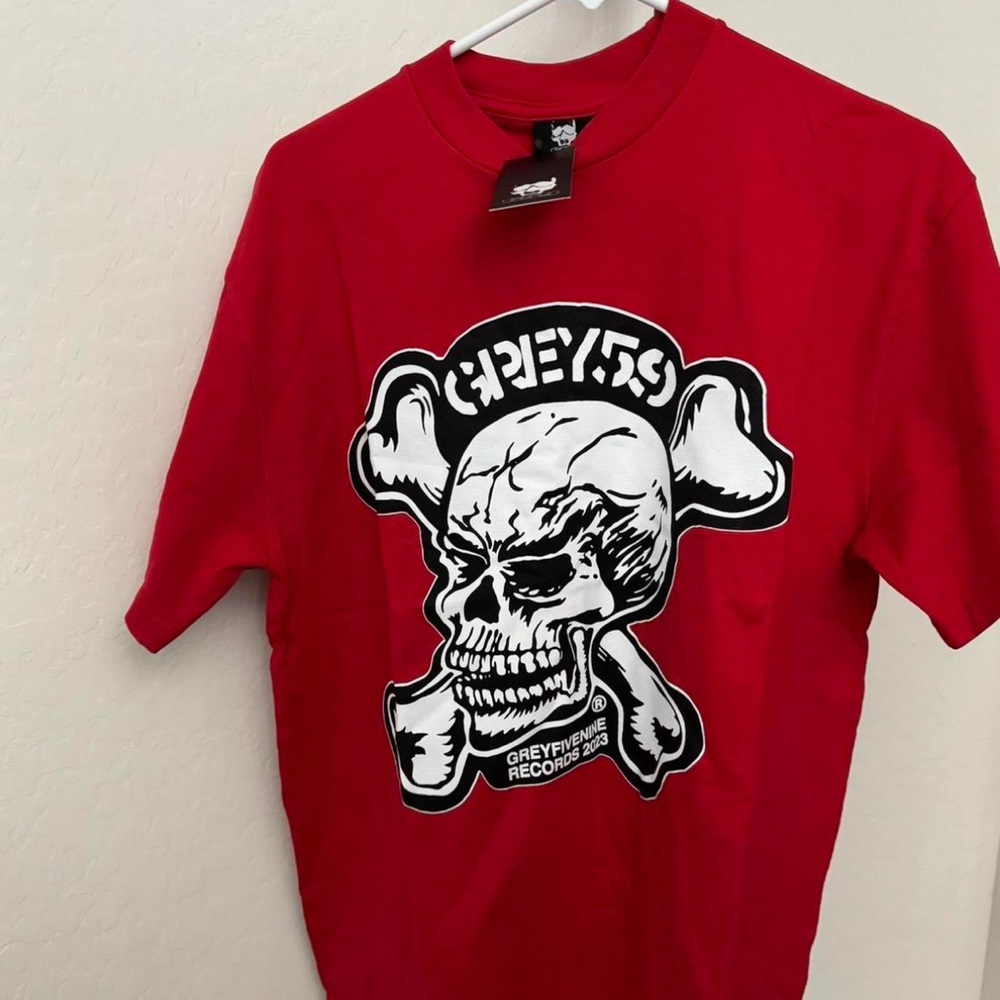 Grey 59 skull and bones tee